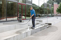 APARAT DE CURATAT CU INALTA PRESIUNE 150 BAR. CU DEBIT MAXIM DE 500 L /H - KARCHER